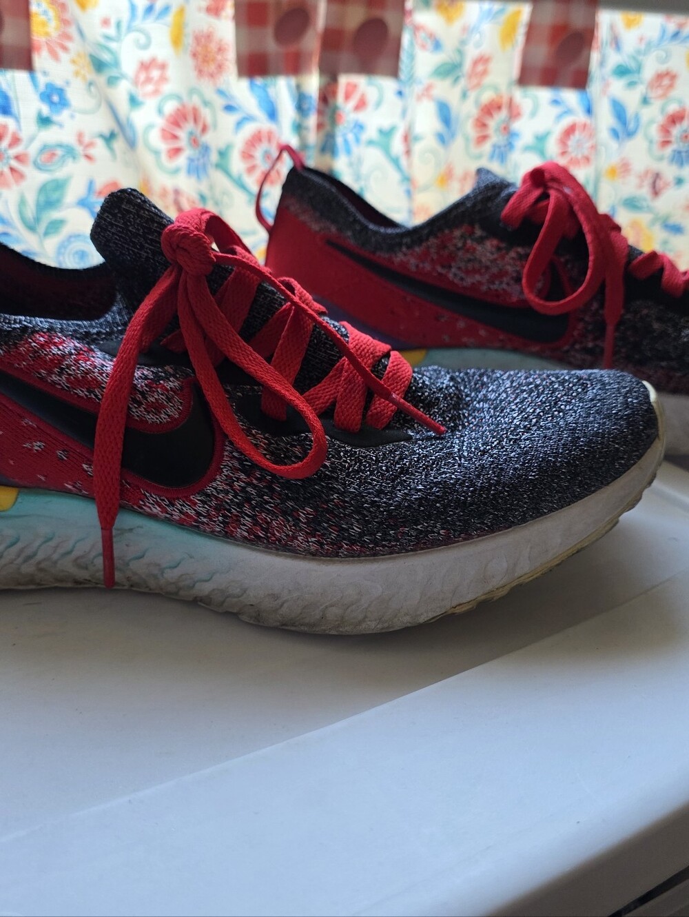 Nike Mens Black and Red Knit Running Shoes